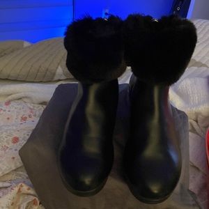 DkNY fur boots black and zipper in silver like new.